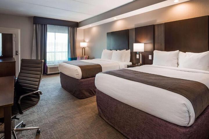 2 Queen Beds Refrigerator, Continental Breakfast (1 of 5)