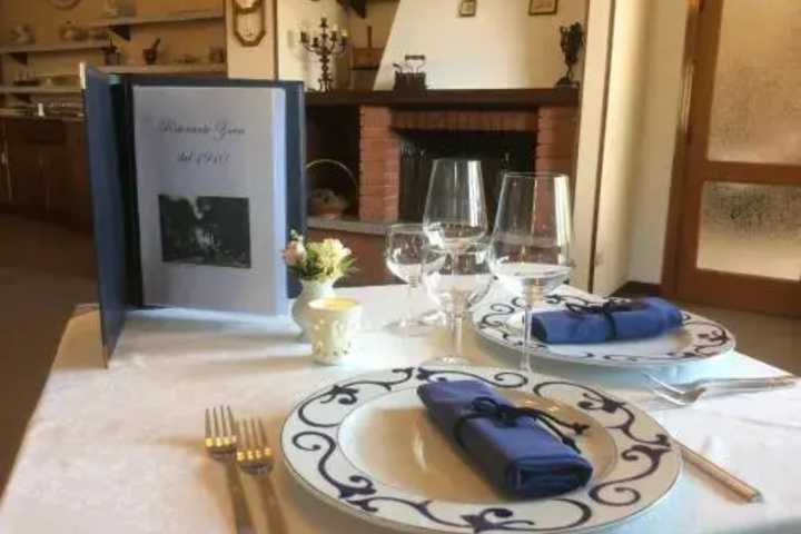 Dining 19 of 21