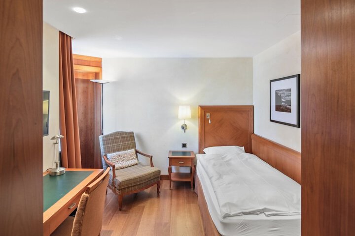 Room 34 of 93