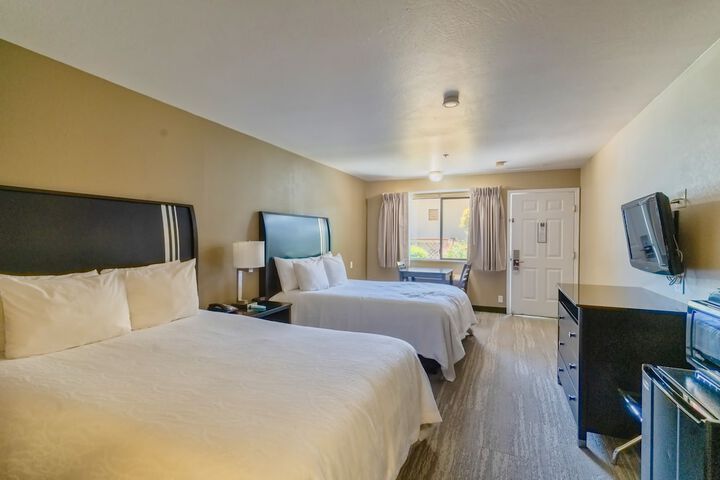Standard Quadruple Room 2 Queen Beds (19 of 27)