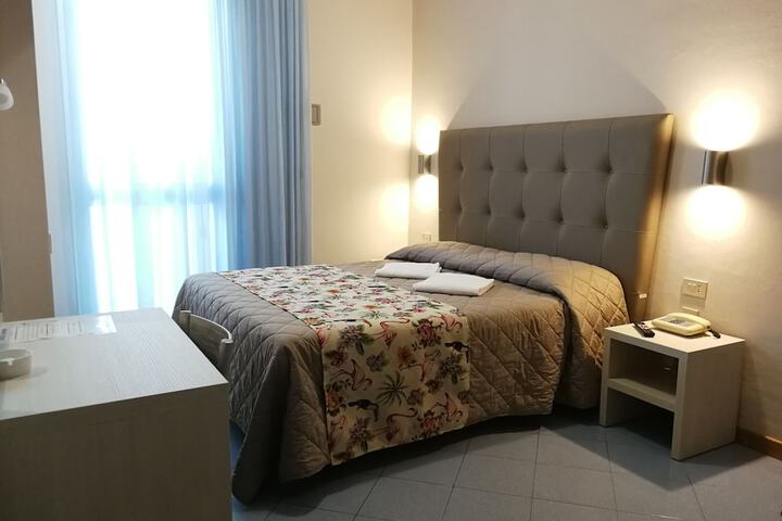 Room 9 of 33
