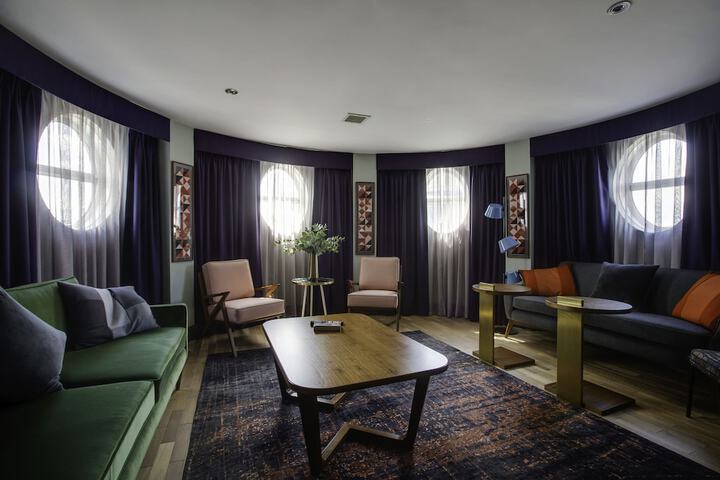 Lounge 49 of 55