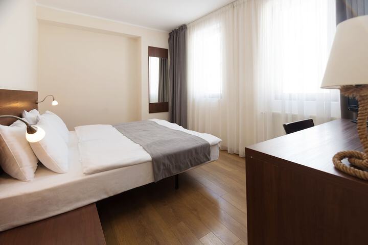 Room 32 of 69