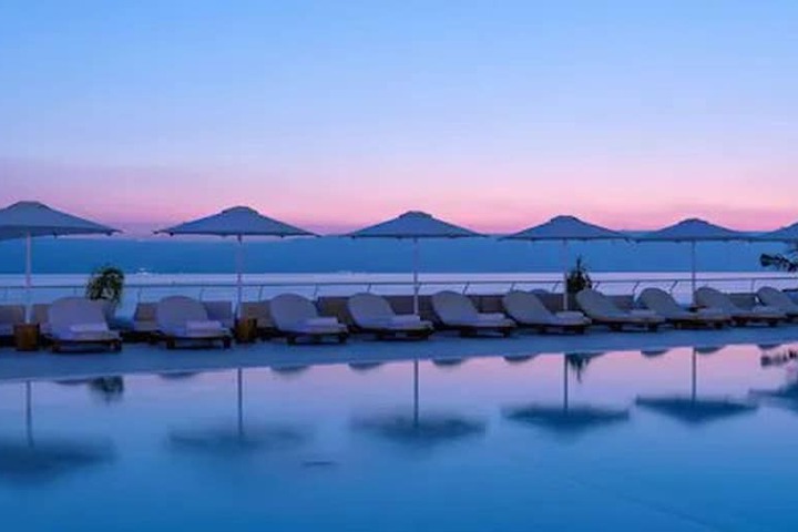 Hotel Pool