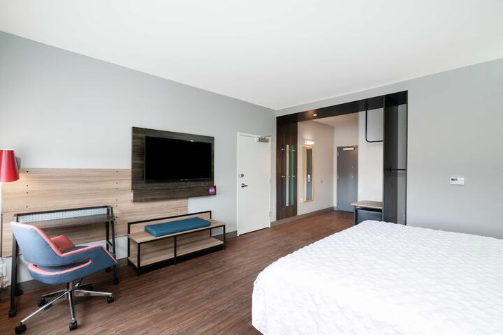 1 King Bed (2 of 14)