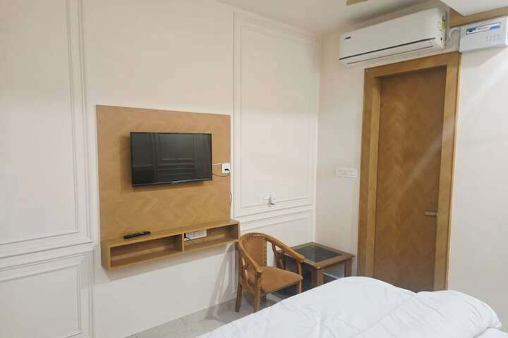 Room 6 of 25
