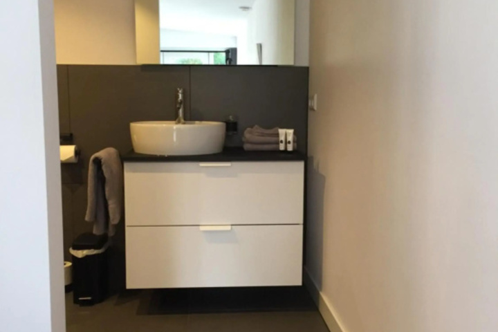 Room 5 of 8