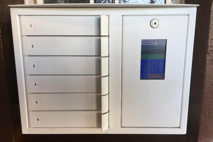 Check-in/check-out kiosk