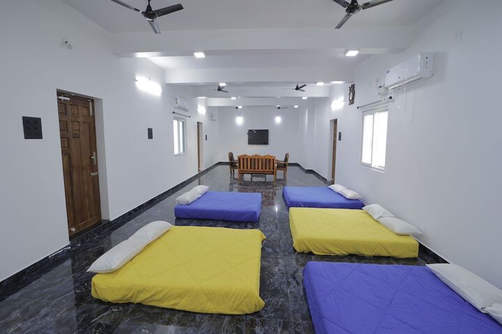 Room 6 of 12