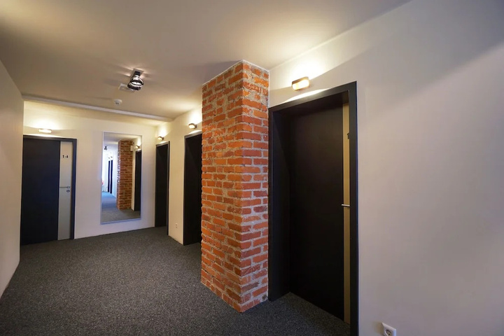 Room 13 of 16