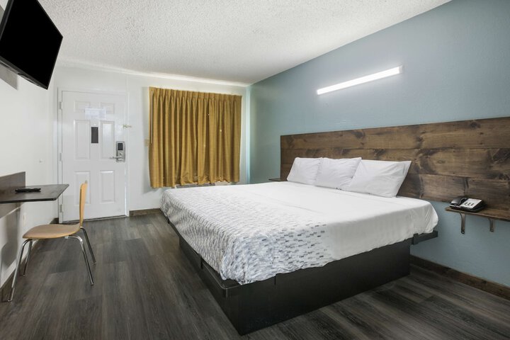 1 King Bed (1 of 14)