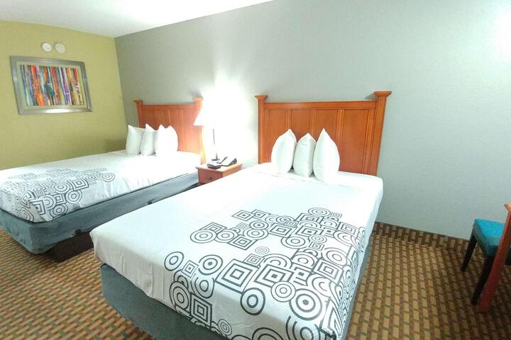 2 Double Beds - Wireless High Speed Internet Accessible Microwave and Refrigerator, Coffee (8 of 20)