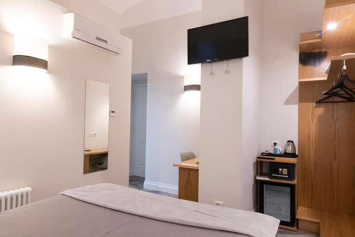 Room 28 of 68