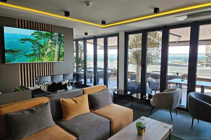 Lounge 82 of 100