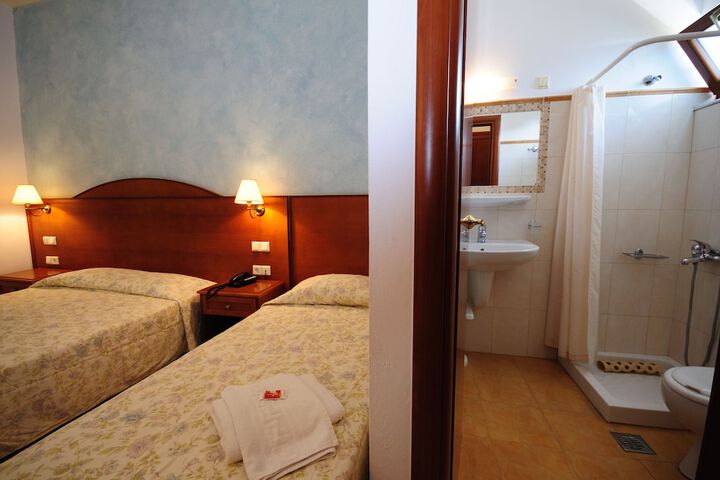 Room 22 of 38