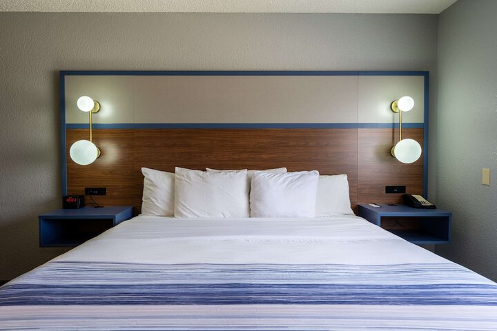 1 King Bed (13 of 13)