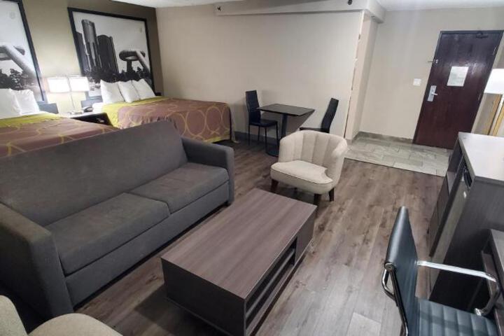 1 Queen Bed Mobility Accessible (2 of 10)