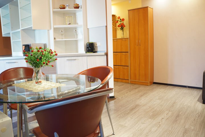 Room 4 of 18