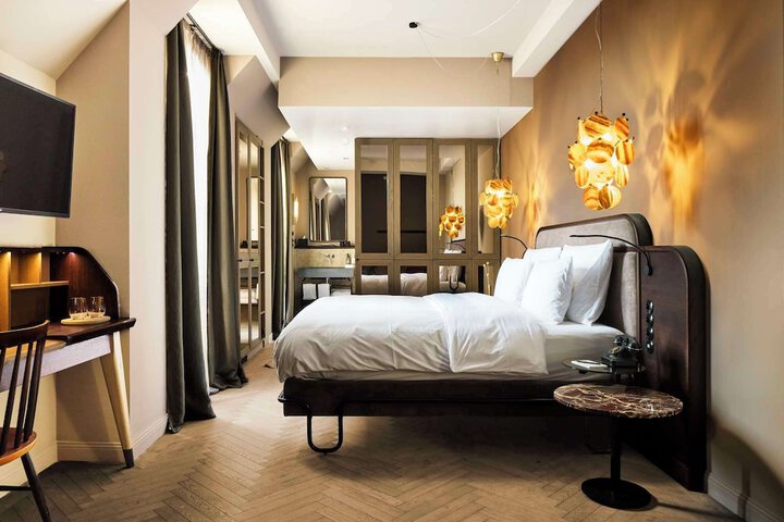Room 17 of 142