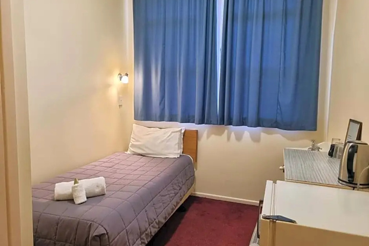 Room 5 of 18
