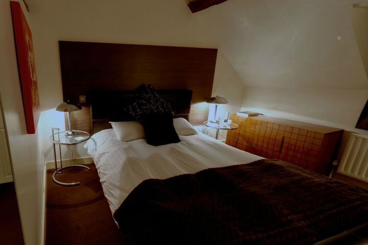 Room 7 of 12