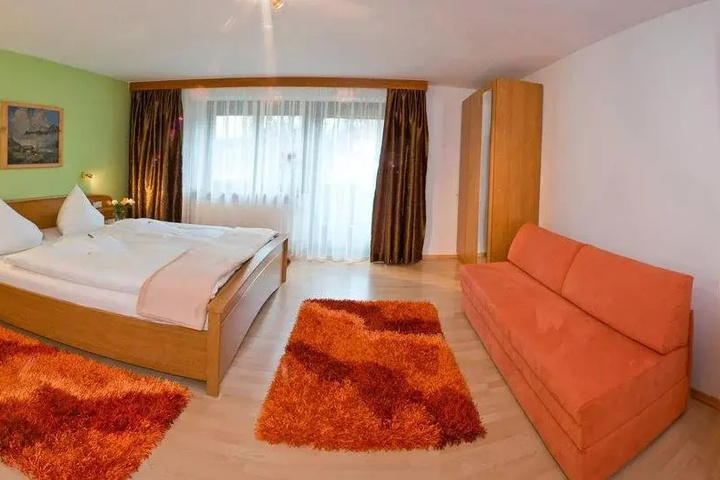 Room 10 of 11
