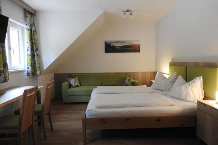 Room 4 of 33