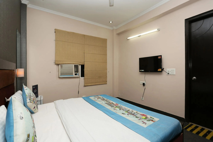 Room 6 of 12