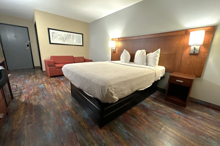 1 Queen Bed (30 of 30)