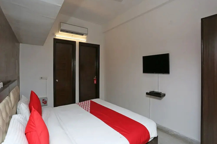 Room 4 of 16