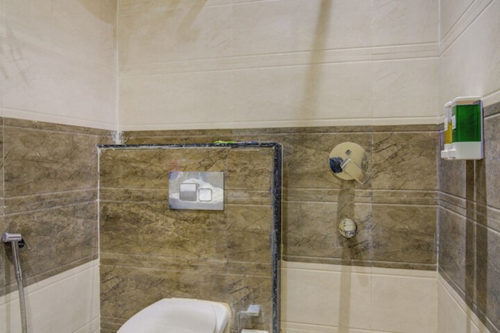 Room 10 of 16