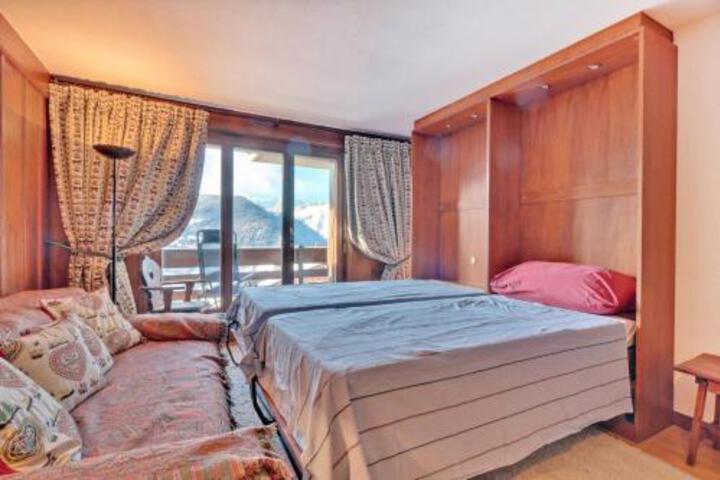 Room 3 of 8