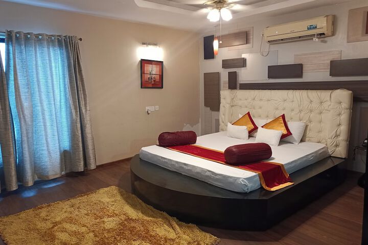 Room 8 of 17