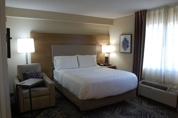 Queen Bed Accessible (16 of 32)