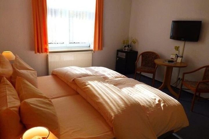 Room 8 of 65