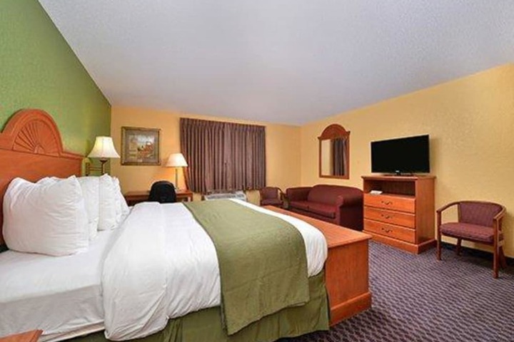 1 King Bed (1 of 8)