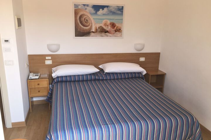 Room 4 of 33