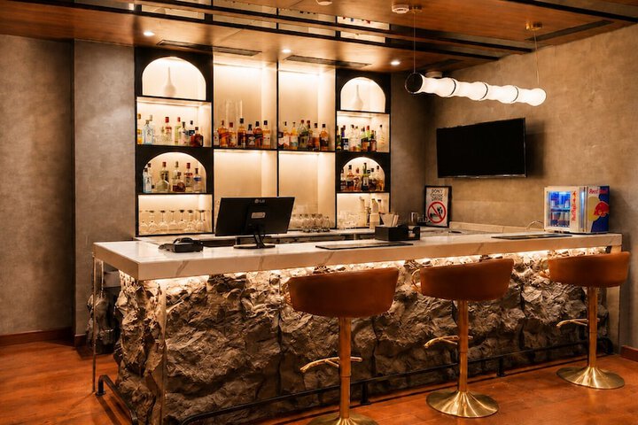 Lounge 62 of 67