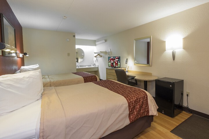 1 King Bed (4 of 5)