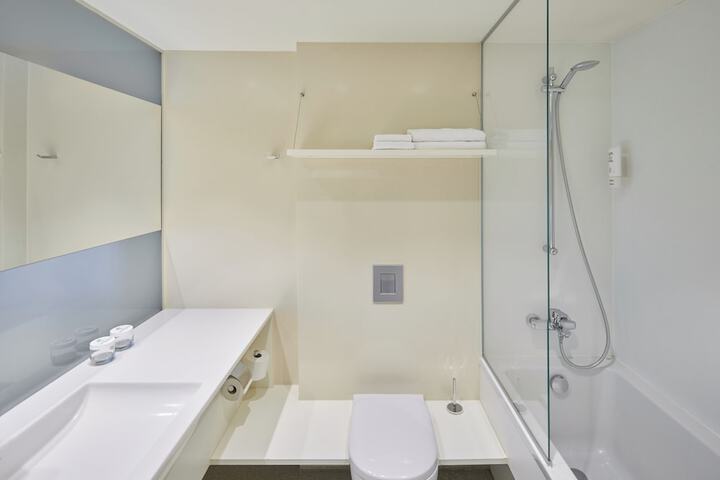 Room 33 of 81