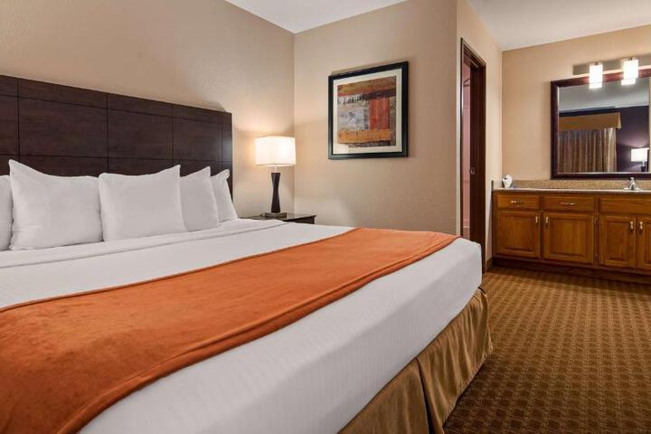 1 King Bed Sofa Bed Oversized Room, Microwave and Refrigerator High Speed Internet AC (2 of 12)