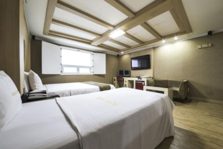Room 17 of 30