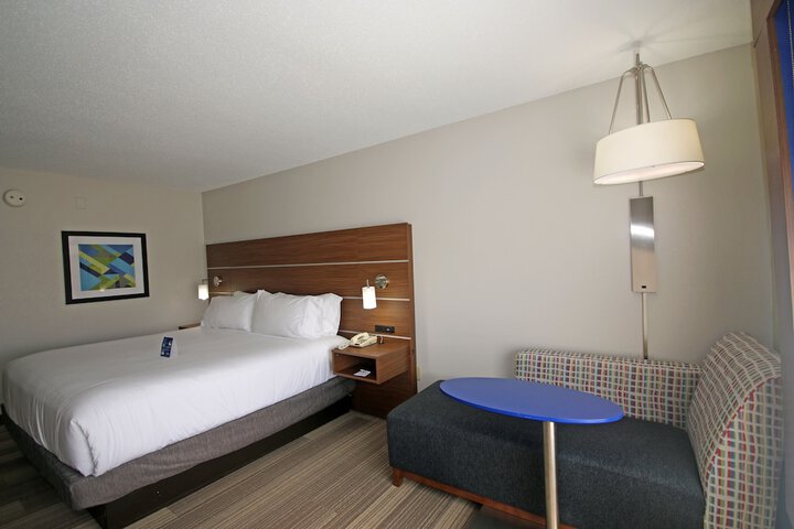 Standard King Bed Accessible (10 of 11)