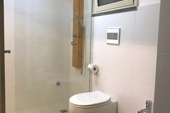 Room 8 of 16