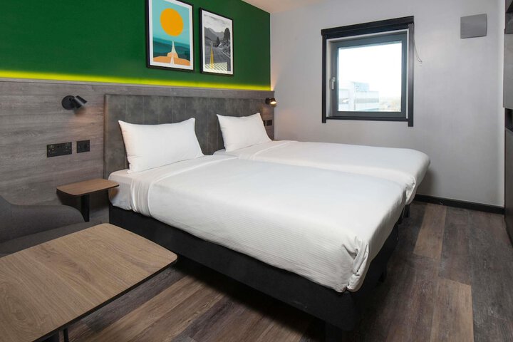 Room 10 of 98