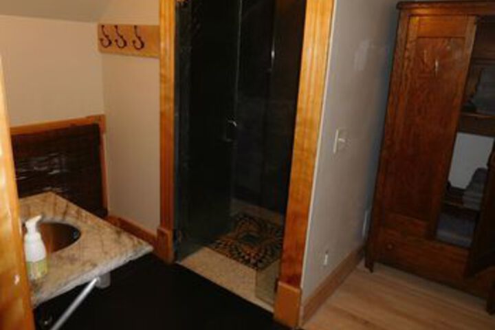 Room 13 of 120
