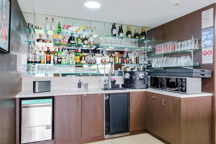Lounge 19 of 25
