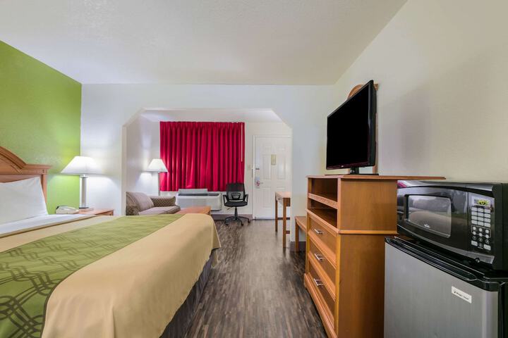 1 King Bed Suite (4 of 7)