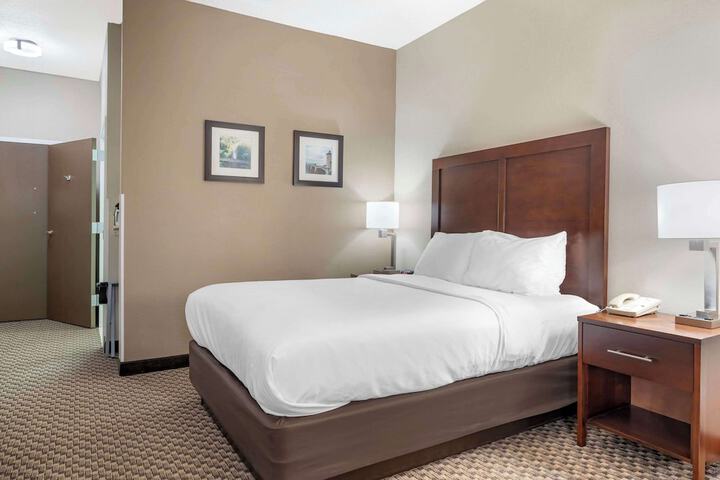 Queen Bed Accessible (3 of 9)