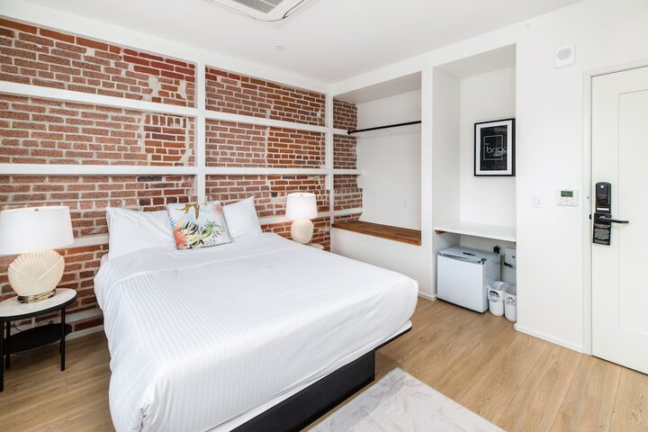 Room 4 of 98